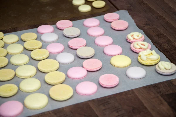 Yemek, şekerleme ve kavram - macarons masada pişirme — Stok fotoğraf