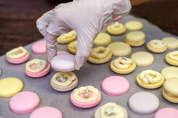 Yemek, şekerleme ve kavram - macarons masada pişirme — Stok fotoğraf