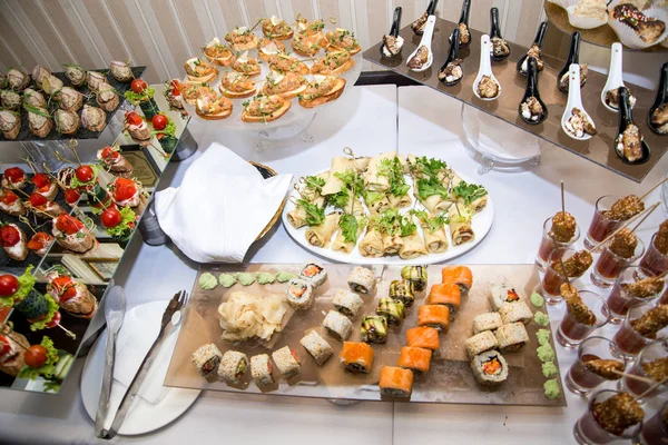 Mesa buffet de recepção com hambúrgueres, lanches frios, carne e saladas — Fotografia de Stock