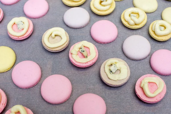 Yemek, şekerleme ve kavram - macarons masada pişirme — Stok fotoğraf