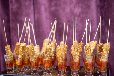 Kral karides sosu ve limon ile servis. Domates sosu camları ile karides