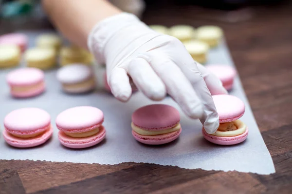 Yemek, şekerleme ve kavram - macarons masada pişirme — Stok fotoğraf