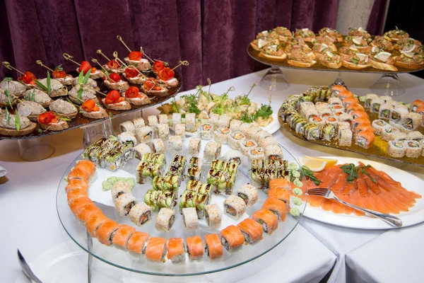 Japon mutfağı - büfe catering stil suşi restoranında ayarla - somon Maki Sushi ve Nigiri suşi. seçici odak