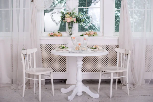 Table de salle à manger au style provençal, avec bougies, lavande, vaisselle vintage et couverts, gros plan . — Photo