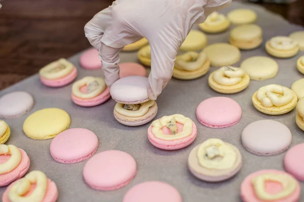 Yemek, şekerleme ve kavram - macarons masada pişirme — Stok fotoğraf