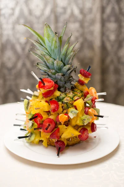 Färsk fruktsallad serverad i skålar med färsk ananas. — Stockfoto