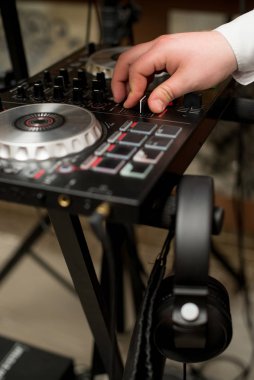 Konser salonunda Dj Uzaktan kumanda ışığı.