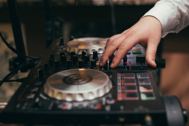 Konser salonunda Dj Uzaktan kumanda ışığı.