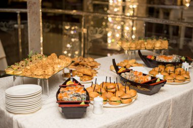 Masadaki suşi teknesi. Burgların arka planında suşi teknesi.