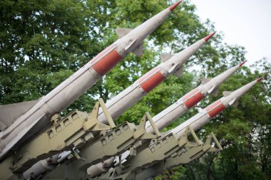 Savunma silahı zorlar. Uçaksavar füzeler roketler savaş başlığı ile gökyüzüne amaçlı