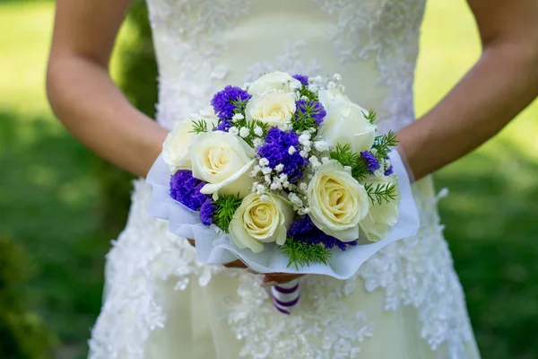 Beau bouquet de mariage entre les mains de la mariée. — Photo