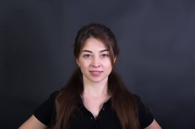 Güzellik şirin moda model siyah arka plan üzerine doğal makyaj ile.