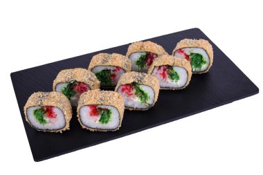Geleneksel taze Japon suşisi, siyah taşın üzerinde. Beyaz arka planda sıcak rulo kar yengeci. Malzemeler: Surimi, Philadelphia peyniri, hiashi yosunu, kırmızı tobiko havyarı, nori, pilav, panko krakeri.