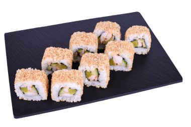 Geleneksel taze Japon suşisi beyaz arka planda siyah taştan bir Yokohama üzerinde yuvarlanır. Sarma malzemeleri: kaplan karidesi, daikon turpu, salatalık, baharatlı sos, nori, pilav, beyaz susam.