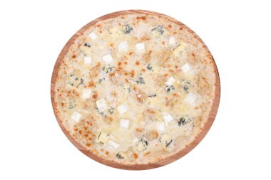 Nefis pizza mozzarella, parmesan, dorblu, feta ve dorblu soslu dört peynirli ahşap tabakta. Beyazda izole edilmiş. Yukarıdan görüntüle.