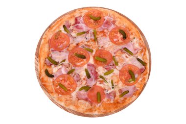 Tahta tabakta Ukrayna pizzası. Beyazda izole edilmiş. Pastırma, jambon, mozzarella, turşu, soğan turşusu ve domatesli İtalyan pizzası. Yukarıdan görüntüle.