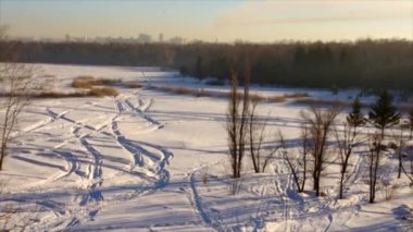 Karla kaplı ormandan kuşbakışı