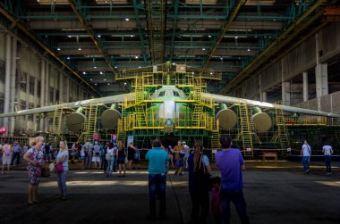 Ulyanovsk, Rusya Federasyonu. 19.08.2017. tatil - Hava Filosu gün / gün sivil havacılık / gün, hava akımı / gün uçak. Yeni Ilyushin Il-76md-90a / Il-78m-90a son montaj hattı, derleme Dükkanı,, 
