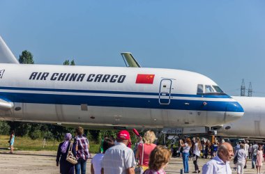 Ulyanovsk, Rusya Federasyonu. 19.08.2017. tatil - Hava Filosu gün / sivil havacılık günü / gün, hava akımı / gün uçak. Gösteri birkaç Tupolev Tu-204