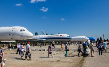Ulyanovsk, Rusya Federasyonu. 19.08.2017. tatil - Hava Filosu gün / sivil havacılık günü / gün, hava akımı / gün uçak. Gösteri birkaç Tupolev Tu-204
