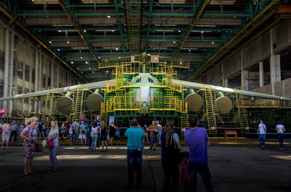 Ulyanovsk, Rusya Federasyonu. 19.08.2017. tatil - Hava Filosu gün / gün sivil havacılık / gün, hava akımı / gün uçak. Yeni Ilyushin Il-76md-90a / Il-78m-90a son montaj hattı, derleme Dükkanı,, 