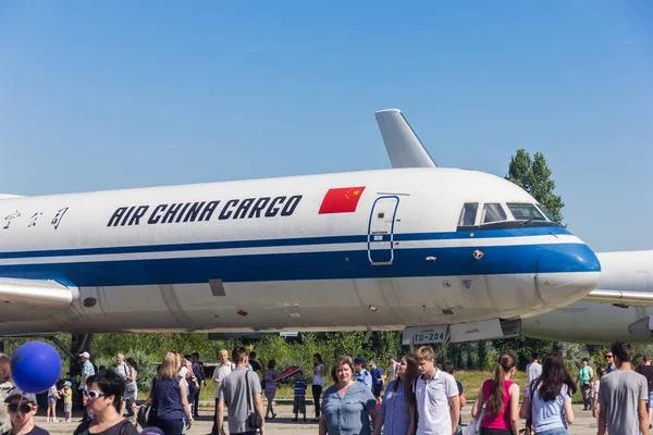 Ulyanovsk, Rusya Federasyonu. 19.08.2017. tatil - Hava Filosu gün / sivil havacılık günü / gün, hava akımı / gün uçak. Gösteri birkaç Tupolev Tu-204