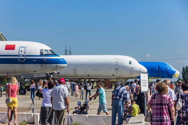 Ulyanovsk, Rusia. 19.08.2017. Días festivos - DÍA DE PELÍCULA AÉREA / DÍA DE AVIACIÓN CIVIL / DÍA DEL Flujo AÉREO / DÍA DEL AEROPUERTO. Demostración de varios Tupolev Tu-204 —  Fotos de Stock