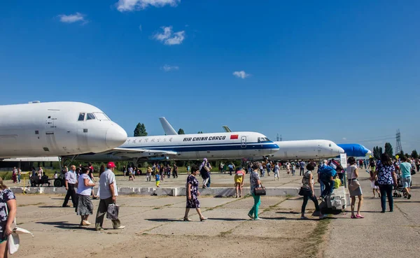 Ulyanovsk, Rusya Federasyonu. 19.08.2017. tatil - Hava Filosu gün / sivil havacılık günü / gün, hava akımı / gün uçak. Gösteri birkaç Tupolev Tu-204
