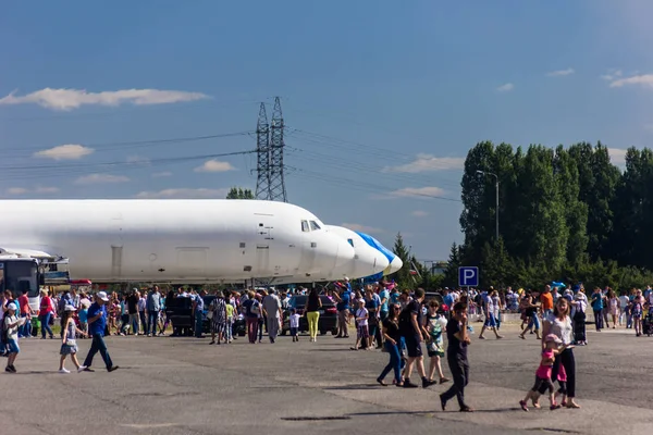Ulyanovsk, Rusya Federasyonu. 19.08.2017. tatil - Hava Filosu gün / sivil havacılık günü / gün, hava akımı / gün uçak. Gösteri birkaç Tupolev Tu-204