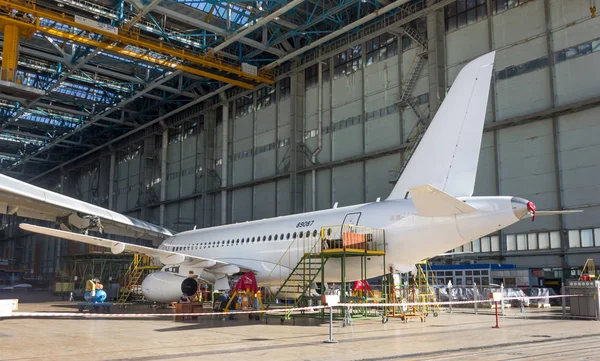 Ulyanovsk, Rusya Federasyonu. 19.08.2017. tatil - Hava Filosu gün / gün sivil havacılık / gün, hava akımı / gün uçak. Gösteri yeni Sukhoi Superjet Ssj-100