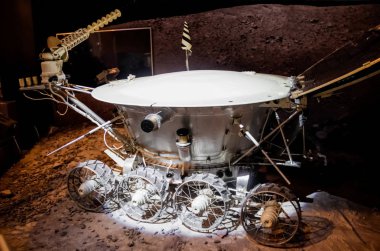 Gezegenin yüzeyinde ay rover. Sergi.