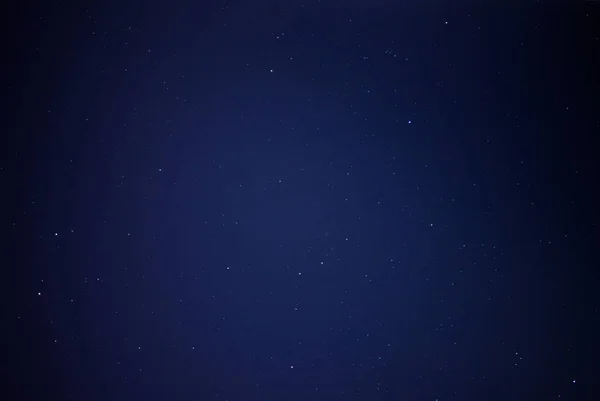 Um céu azul cheio de estrelas — Fotografia de Stock