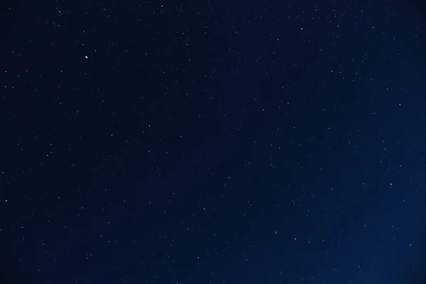 Un cielo nocturno azul lleno de estrellas — Foto de Stock