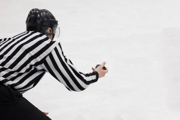 Eishockey-Schiedsrichter hält Puck in Abseitsposition. Rückseite. w — Stockfoto