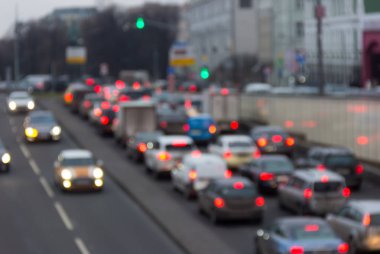 Trafik sıkışıklığı günbatımı, bokeh ile şehirde akşam arka plan bulanık