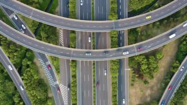 Şehirdeki otoyol ve üst geçidin havadan görüntüsü