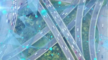 Hareket halindeki arabalarla yol kavşağının hava görüntüsü, otomatik pilot kavramı