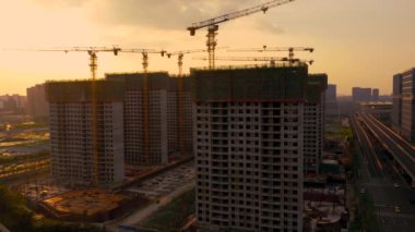Gün batımında inşaat alanının havası