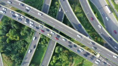 Şehirdeki otoyol ve üst geçidin havadan görüntüsü