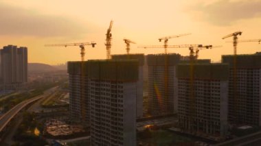 Gün batımında inşaat alanının havası