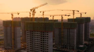 Gün batımında inşaat alanının havası