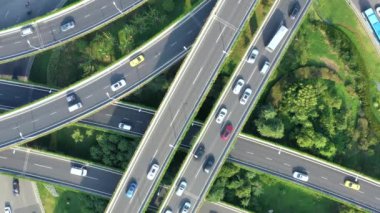 Şehirdeki otoyol ve üst geçidin havadan görüntüsü
