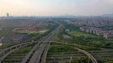 Şehirdeki otoyol ve üst geçidin havadan görüntüsü