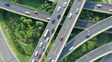 Şehirdeki otoyol ve üst geçidin havadan görüntüsü