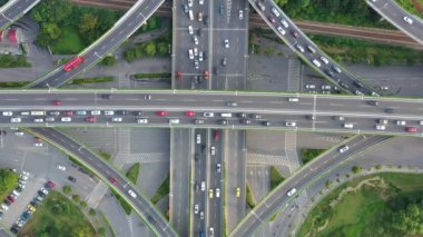 Şehirdeki otoyol ve üst geçidin havadan görüntüsü