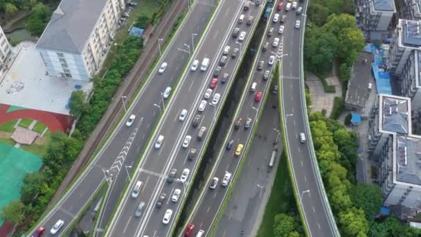 Luftaufnahme Von Autobahn Und Überführung Der Stadt — Stockvideo