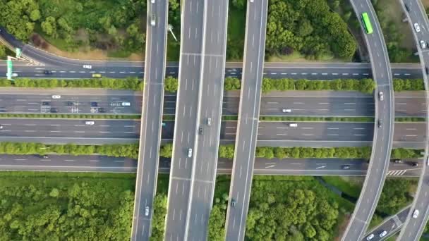 Αεροφωτογραφία Του Αυτοκινητόδρομου Και Της Γέφυρας Στην Πόλη — Αρχείο Βίντεο