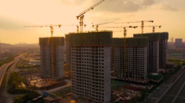 Gün batımında inşaat alanının havası