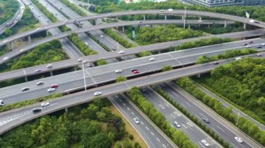 Şehirdeki otoyol ve üst geçidin havadan görüntüsü