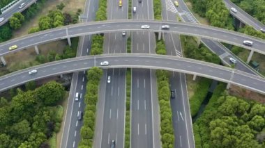 Şehirdeki otoyol ve üst geçidin havadan görüntüsü